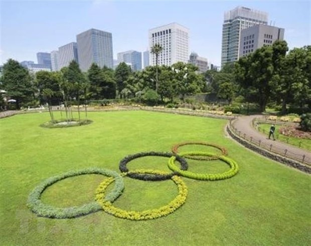 Vòng tròn Olympic tại công viên Hibiya ở Tokyo, Nhật Bản, ngày 11/7/2021. (Ảnh: Kyodo/TTXVN)