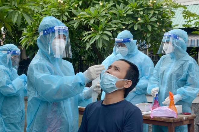 Dịch Covid-19 tại TP. Hồ Chí Minh: Test ngẫu nhiên trên đường, phát hiện 2 ca dương tính, thông tin 5 trực thăng phun khử khuẩn vào đêm nay là sai sự