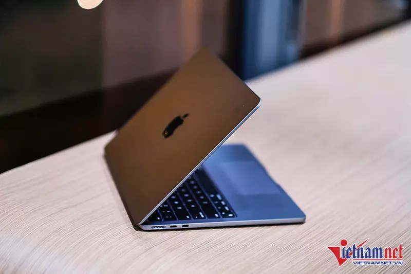 Soi chiếc MacBook Air M2 đầu tiên có mặt tại Việt Nam