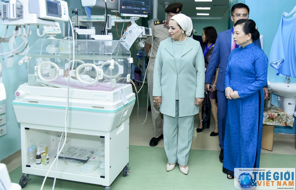 Phu nhân Chủ tịch nước thăm và tặng quà tại bệnh viện nhi quân đội Ai Cập