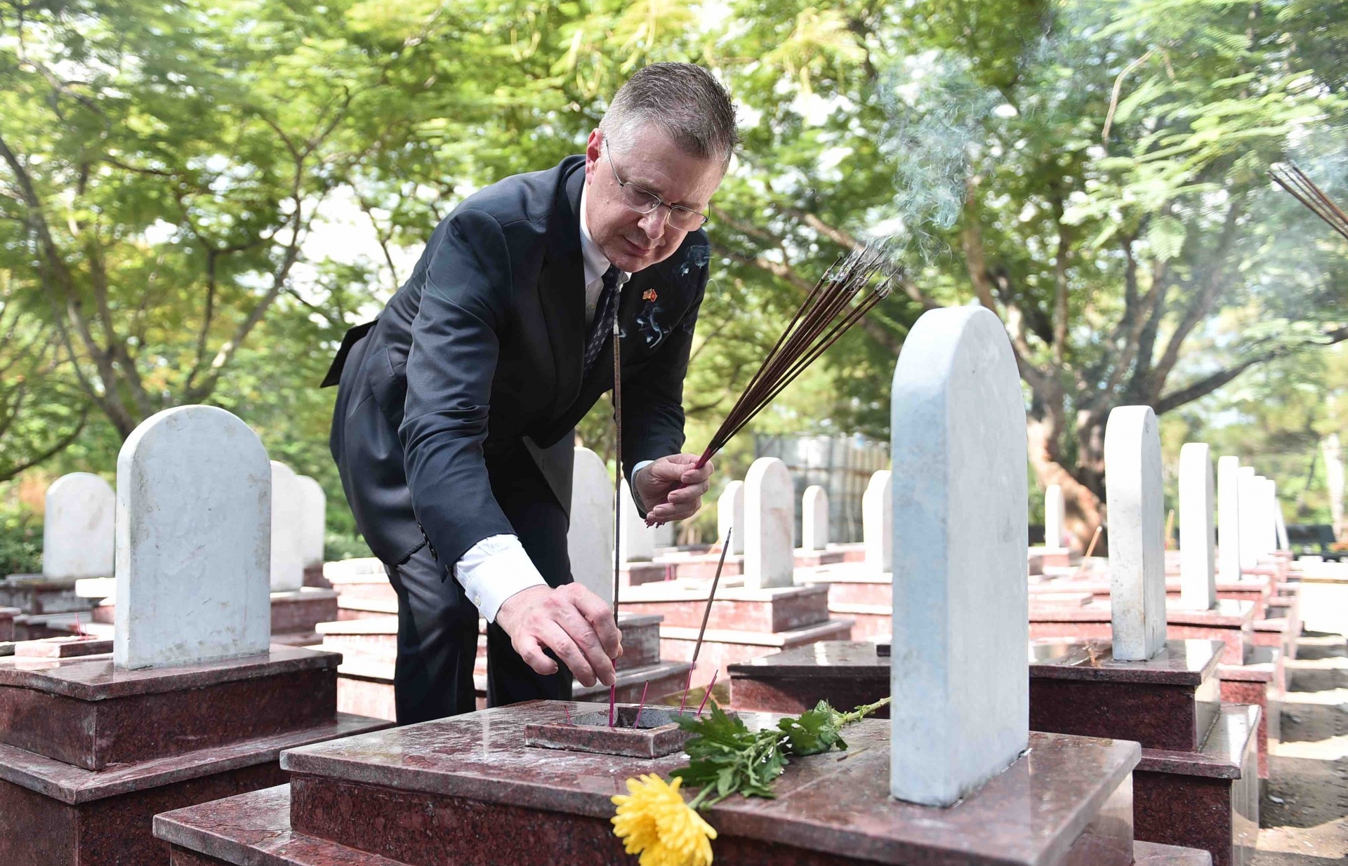 Đại sứ Mỹ tại Việt Nam Kritenbrink thăm Quảng Trị và thắp hương tại nghĩa trang Trường Sơn