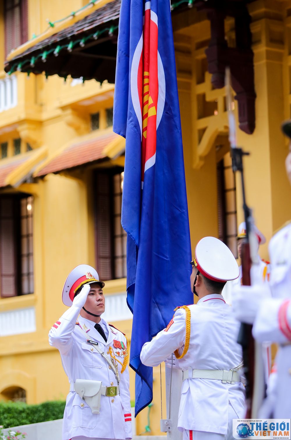 la co asean tung bay nhan ky niem 25 nam viet nam gia nhap to chuc 13