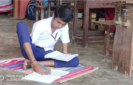 Làm bài thi tốt nghiệp bằng chân, nam sinh khuyết tật đạt điểm cao nhất toàn bang Ấn Độ