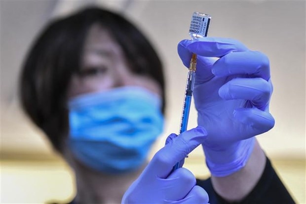 Nhân viên y tế chuẩn bị tiêm vaccine ngừa COVID-19 cho người dân tại Ichihara, tỉnh Chiba (Nhật Bản), ngày 17/2/2021. (Ảnh: AFP