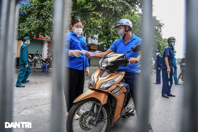 Covid-19 ở Hà Nội: Người ra vào chốt kiểm dịch phải quét mã QR