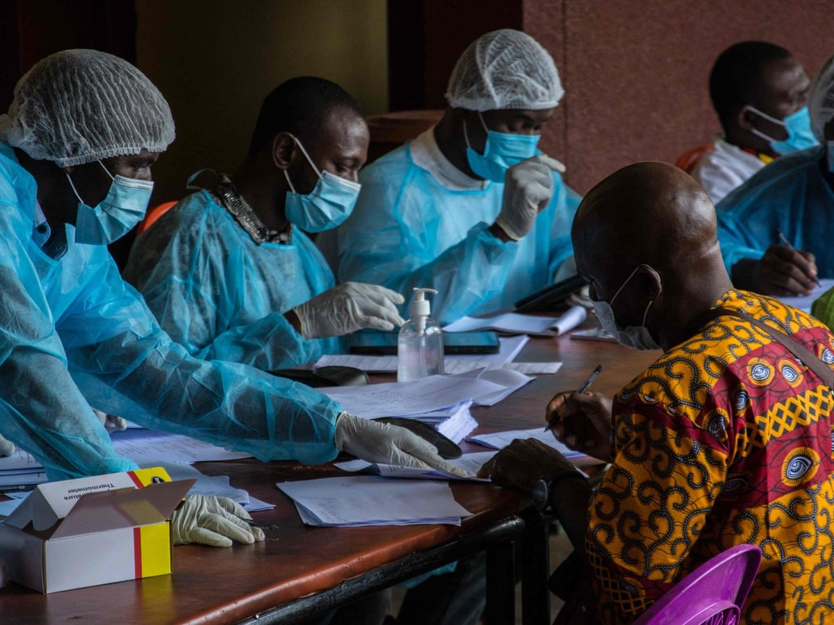 Nhân viên y tế Guinea giúp người dân đăng ký tiêm vaccine chống Ebola sau khi dịch bệnh bùng phát hồi đầu năm. Ảnh: AFP.