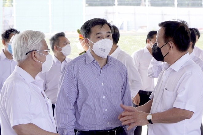 Thứ trưởng Bộ Y tế Trần Văn Thuấn nghe lãnh đạo tỉnh Bình Dương báo cáo tình hình phòng chống dịch Covid-19. (Nguồn: Bộ Y tế0