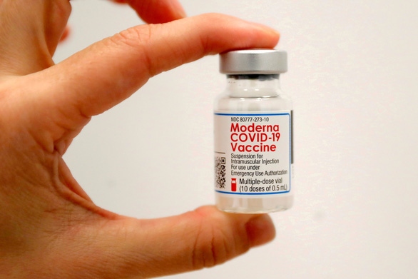 Biến thể Omicron: Moderna tuyên bố sẽ phát triển mũi vaccine tăng cường, thêm nhiều nước hạn chế đi lại