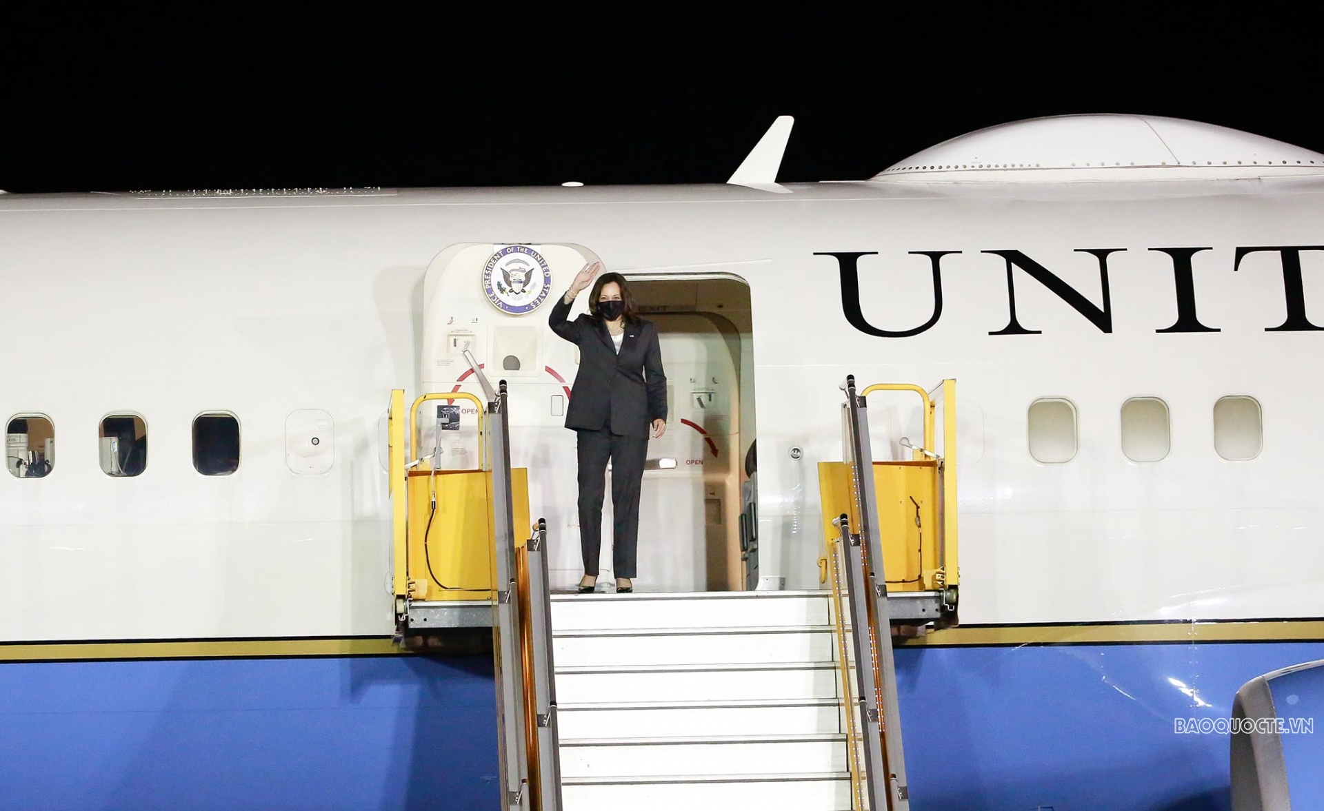 Phó Tổng thống Mỹ đến sân bay Nội Bài, bắt đầu chuyến thăm chính thức Việt Nam