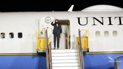 Phó Tổng thống Mỹ đến sân bay Nội Bài, bắt đầu chuyến thăm Việt Nam