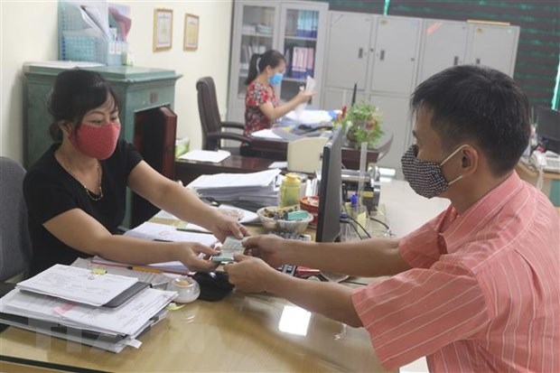 Anh Nguyễn Minh Tuân, nhân viên khách sạn Hải Yến ( TP Cẩm Phả, Quảng Ninh) được nhận 3 tháng lương do đơn vị chi trả từ gói cho vay trả lương ngừng việc. (Ảnh: Thanh Vân/TTXVN)