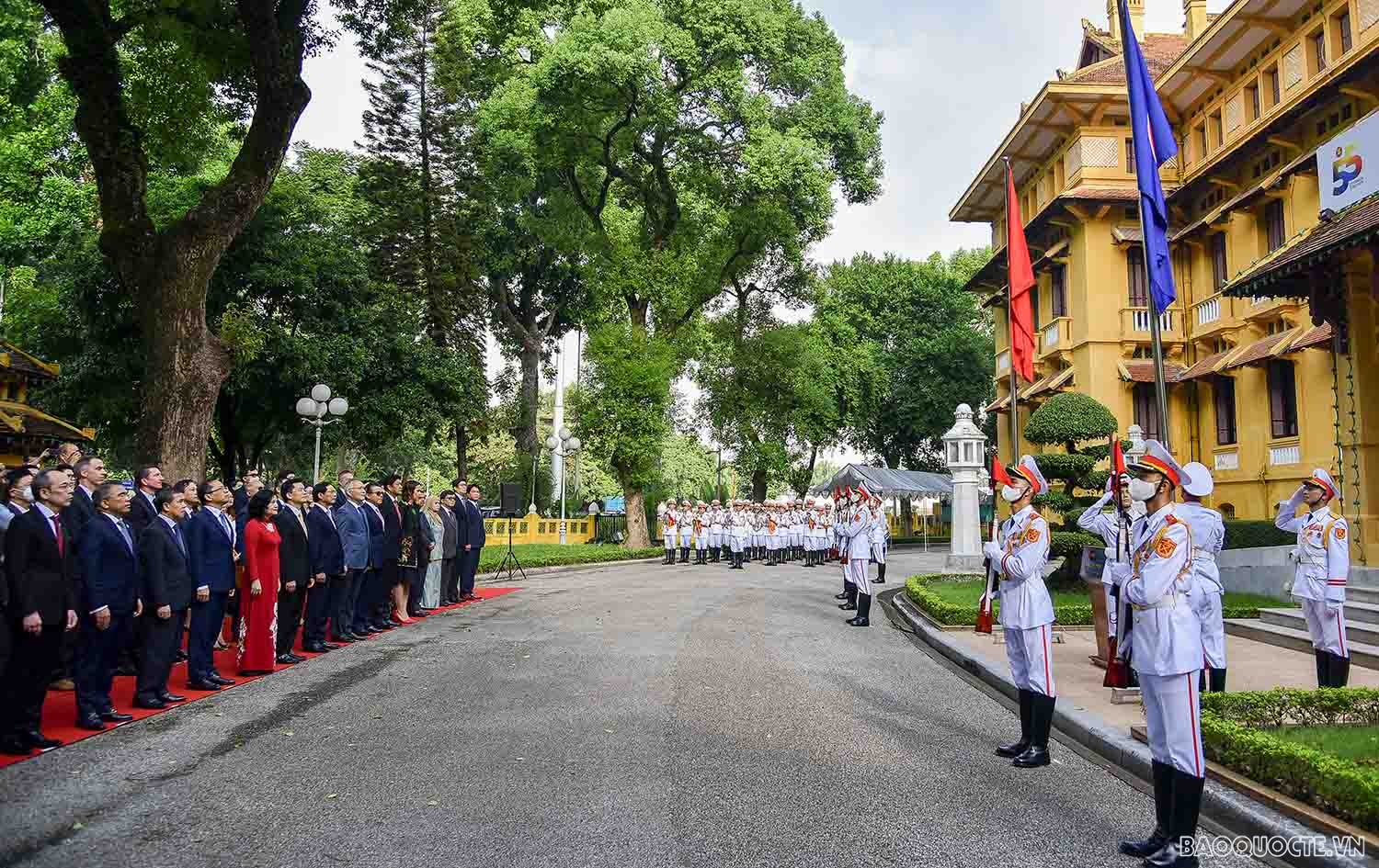 Đúng 7h30, Bộ trưởng Ngoại giao Bùi Thanh Sơn chủ trì buổi lễ với sự chứng kiến của quan khách Việt Nam và quốc tế. Đúng 7h30, Bộ trưởng Ngoại giao Bùi Thanh Sơn chủ trì buổi lễ với sự chứng kiến của quan khách Việt Nam và quốc tế.