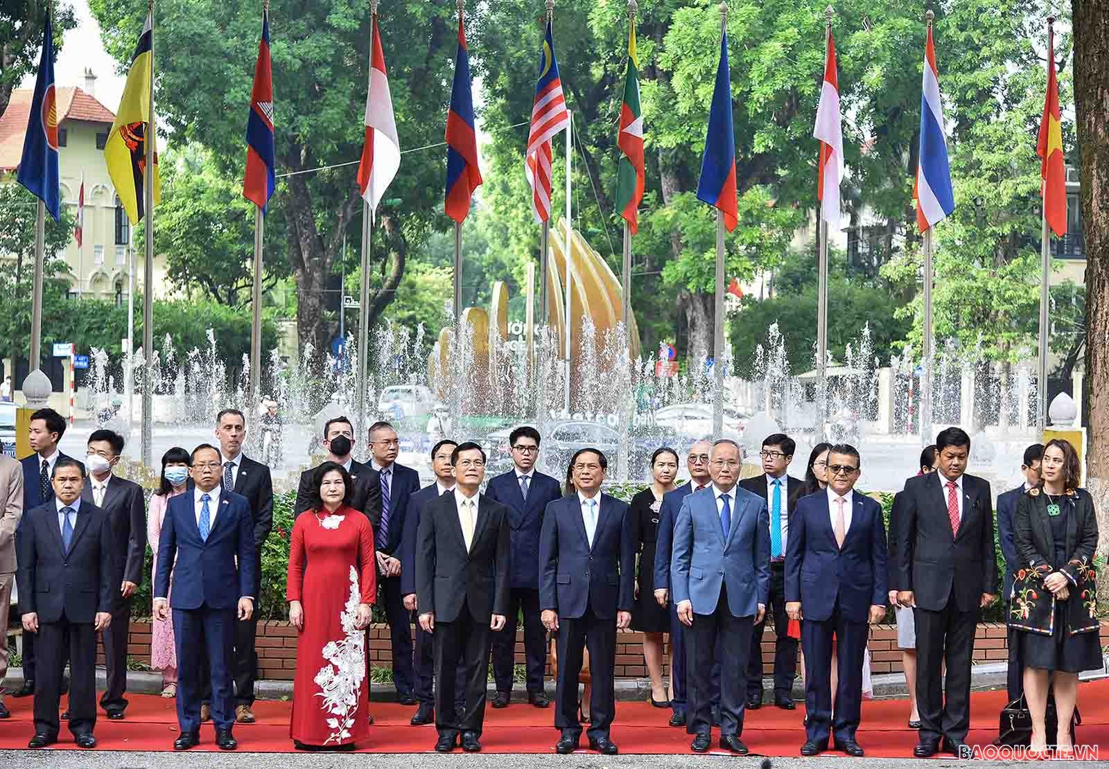 Bộ trưởng Ngoại giao Bùi Thanh Sơn chủ trì Lễ thượng cờ. Tham dự có Đại sứ các nước ASEAN, lãnh đạo các Bộ, ban ngành và các đơn vị liên quan đã cùng dự hoạt động này. Bộ trưởng Ngoại giao Bùi Thanh Sơn chủ trì Lễ thượng cờ. Tham dự có Đại sứ các nước ASEAN, lãnh đạo các Bộ, ban ngành và các đơn vị liên quan đã cùng dự hoạt động này.