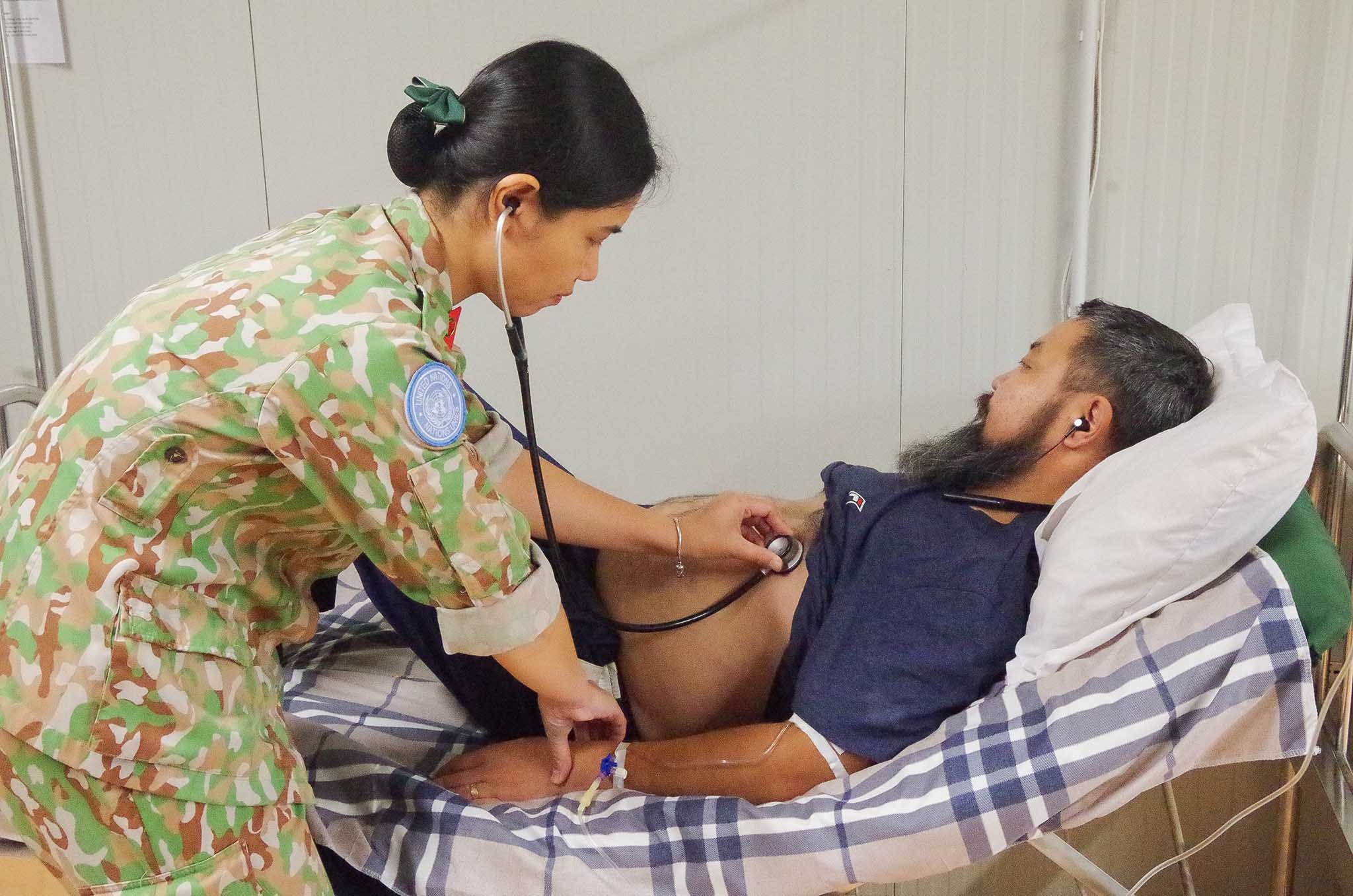 Bác sỹ mũ nồi xanh Việt Nam khám bệnh, cấp phát thuốc miễn phí cho hơn 200 người dân Nam Sudan