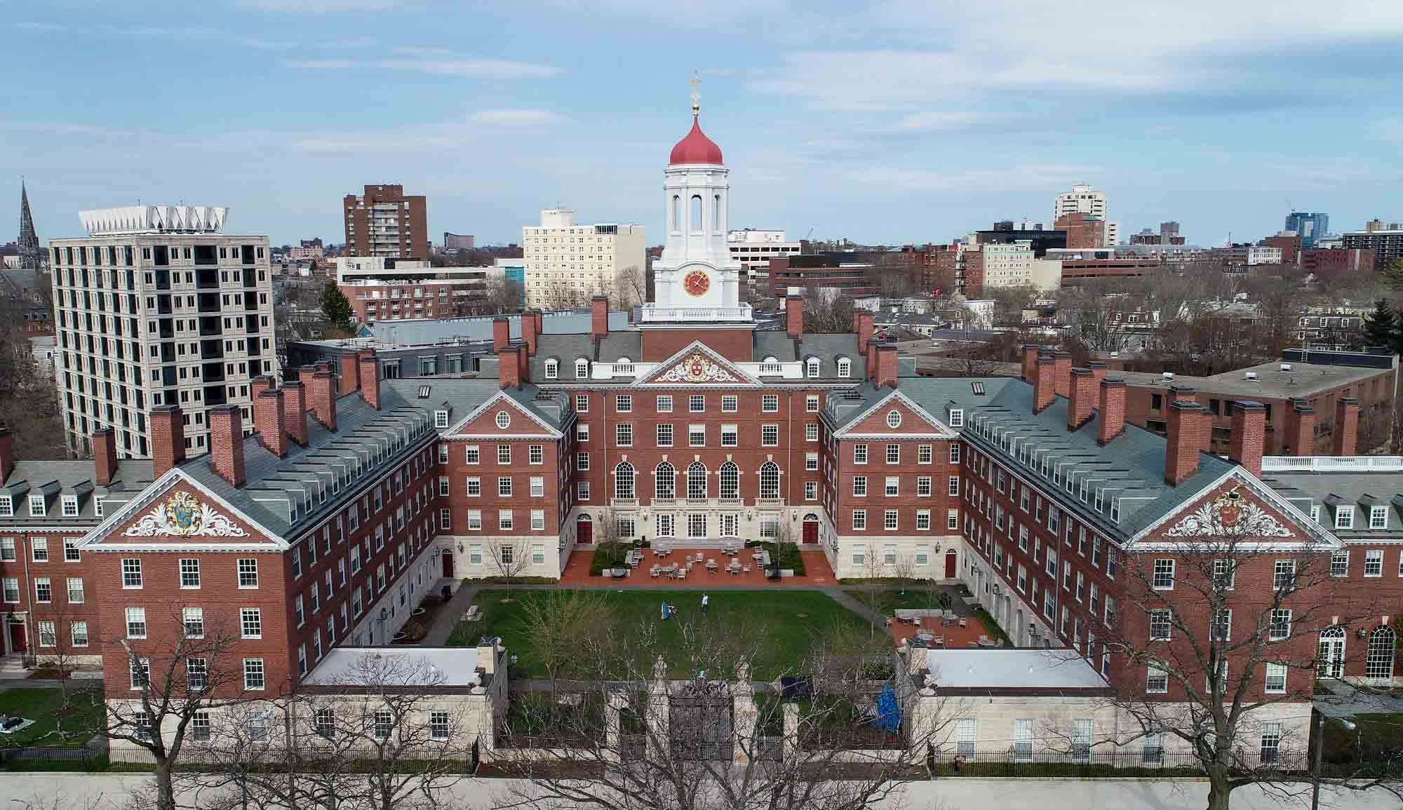 Đại học Harvard nhận được những khoản tài trợ khổng lồ. Ảnh: CNBC