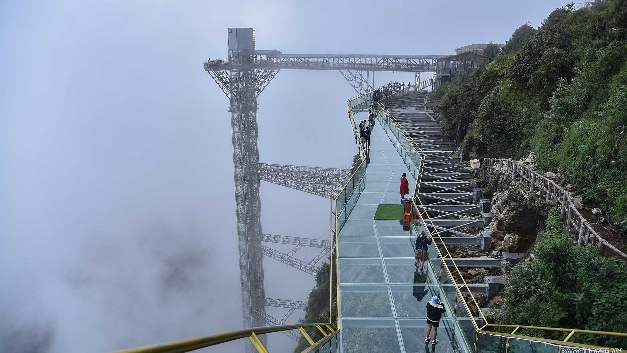 Trải nghiệm 'cực cool' ở cầu kính cao nhất Việt Nam