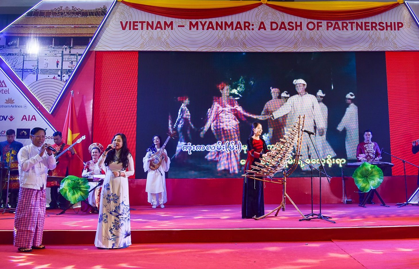 Màu sắc truyền thống và hiện đại trong văn hóa Việt Nam - Myanmar