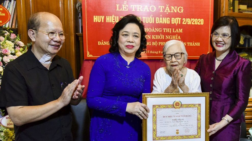 Trao Huy hiệu 75 năm tuổi Đảng cho đảng viên lão thành, cán bộ tiền khởi nghĩa Hoàng Thị Lam