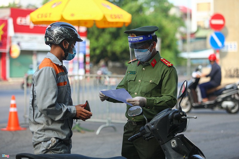 Công an thành phố Hà Nội thông tin chi tiết về nhóm đối tượng, lĩnh vực được phép hoạt động và phân công, phân cấp duyệt, cấp Giấy đi đường. (Nguồn: Zing.vn)
