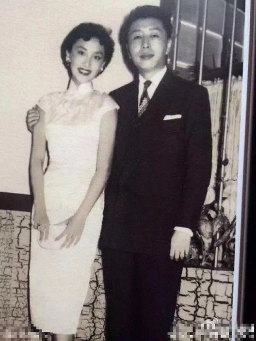 Hạ Mộng và chồng, doanh nhân Lâm Bảo Thành, có cuộc sống hôn nhân viên mãn. 