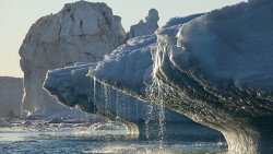 Hiện tượng băng tan ở hai cực khiến bề mặt Trái đất bị cong