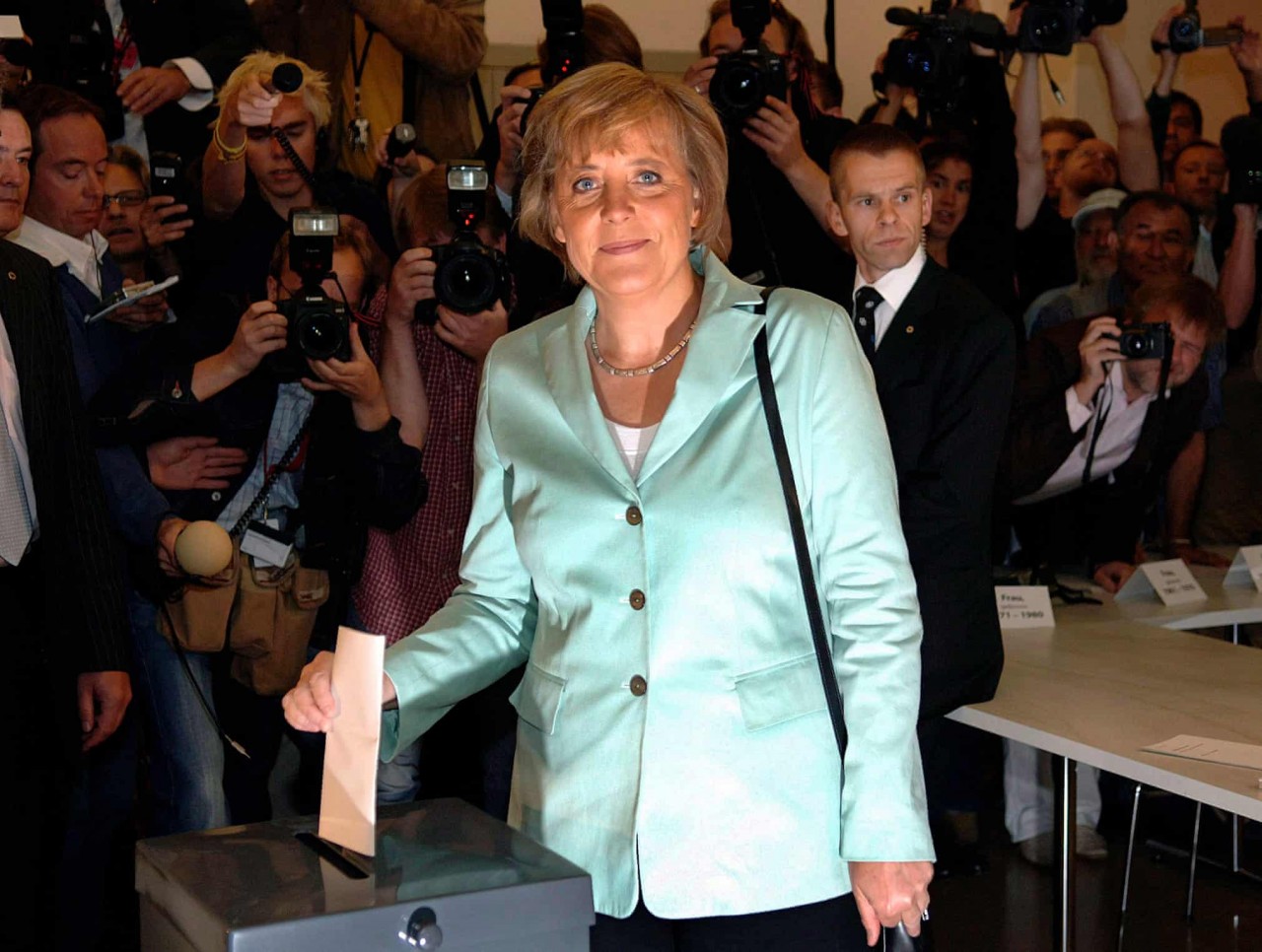 Angela Merkel bỏ phiếu tại một điểm bỏ phiếu ở Berlin trong cuộc bầu cử liên bang năm 2005 Ảnh: Bernd Weissbrod / EPA