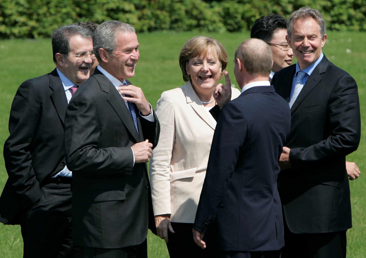 Hành trình 16 năm 'chèo léo' châu Âu của bà Merkel qua những bức ảnh