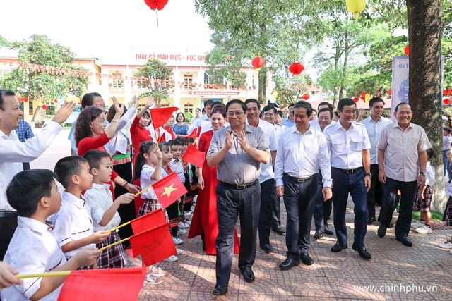 Thủ tướng Phạm Minh Chính và đoàn công tác thăm Trường tiểu học thị trấn Yên Lập. 
