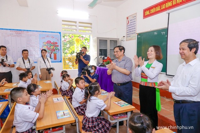 Thủ tướng Phạm Minh Chính thăm Trường tiểu học thị trấn Yên Lập.