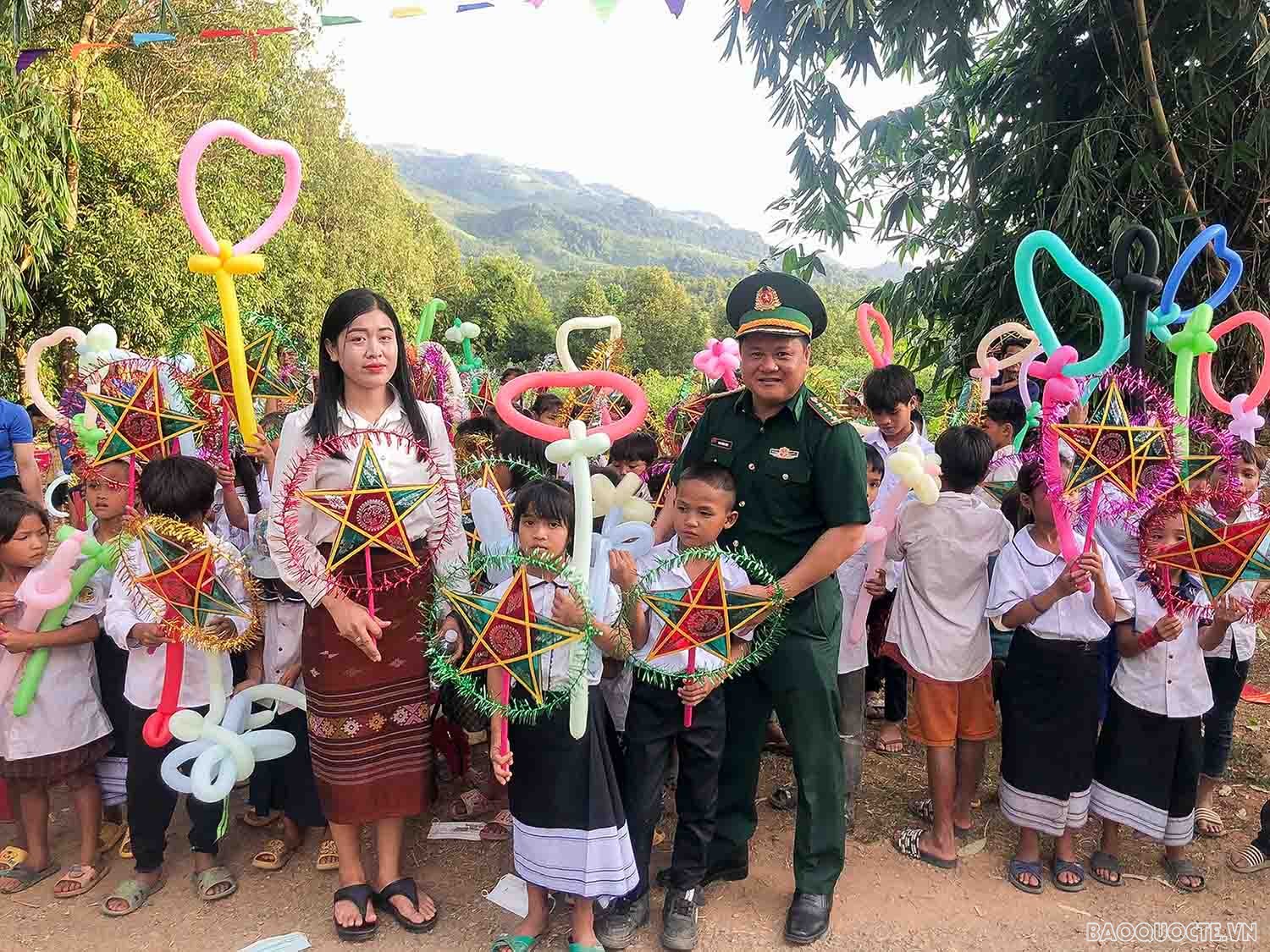 Tết trung thu nơi biên ải của 800 thiếu nhi Việt-Lào