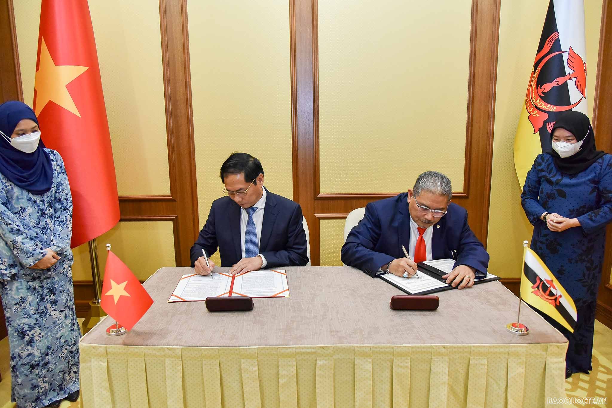 Ngay sau kỳ họp, hai Bộ trưởng Ngoại giao đã ký Biên bản thỏa thuận Kỳ họp lần thứ 2 Ủy ban hỗn hợp về Hợp tác song phương Việt Nam-Brunei Darussalam. Ngay sau kỳ họp, hai Bộ trưởng Ngoại giao đã ký Biên bản thỏa thuận Kỳ họp lần thứ 2 Ủy ban hỗn hợp về Hợp tác song phương Việt Nam-Brunei Darussalam.