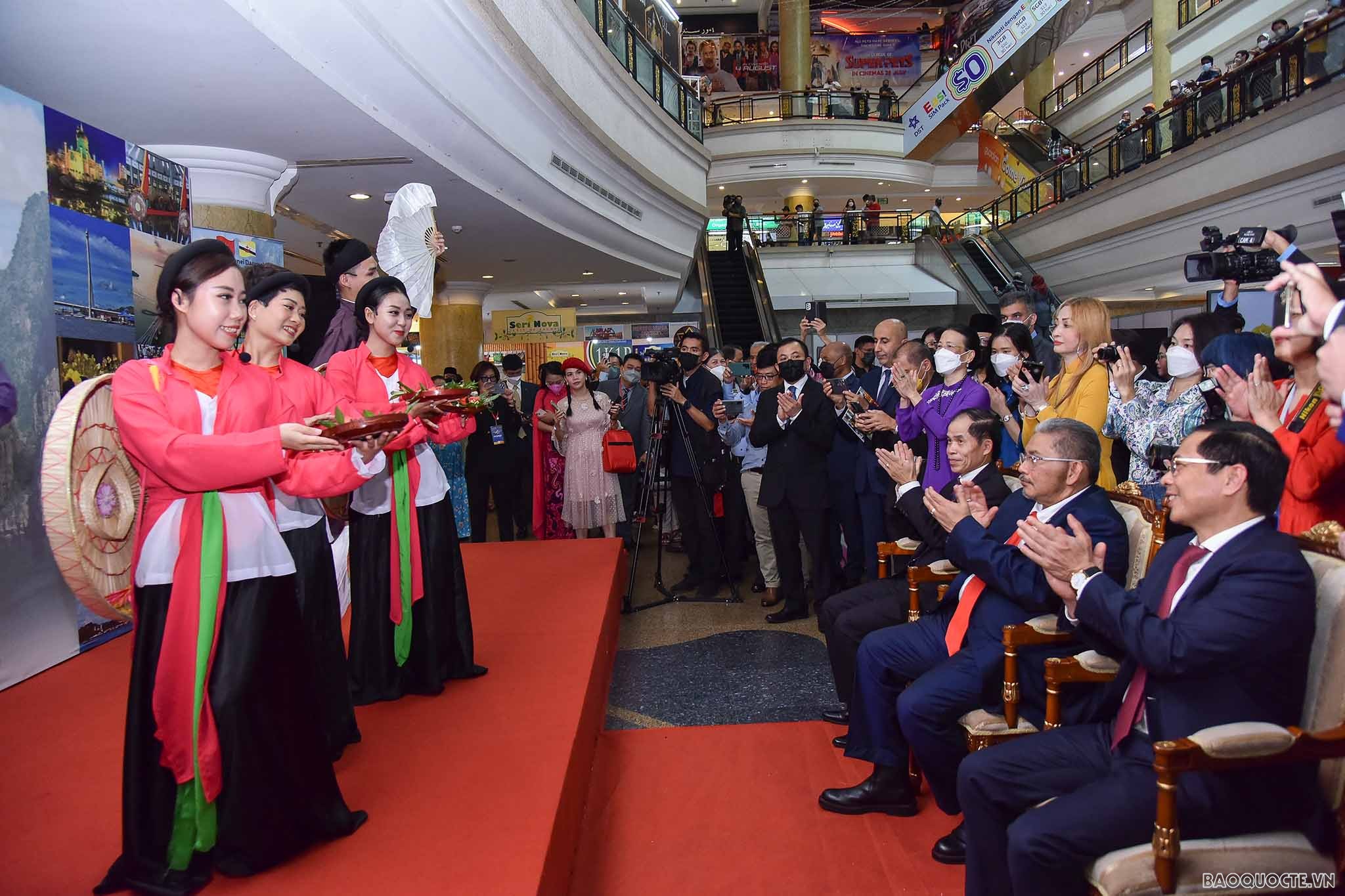 Bên cạnh trưng bày các sản phẩm của các doanh nghiệp, triển lãm còn mang đến cho khách thăm quan những sự kiện văn hoá do nghệ sĩ đến từ Việt Nam và Brunei biểu diễn.