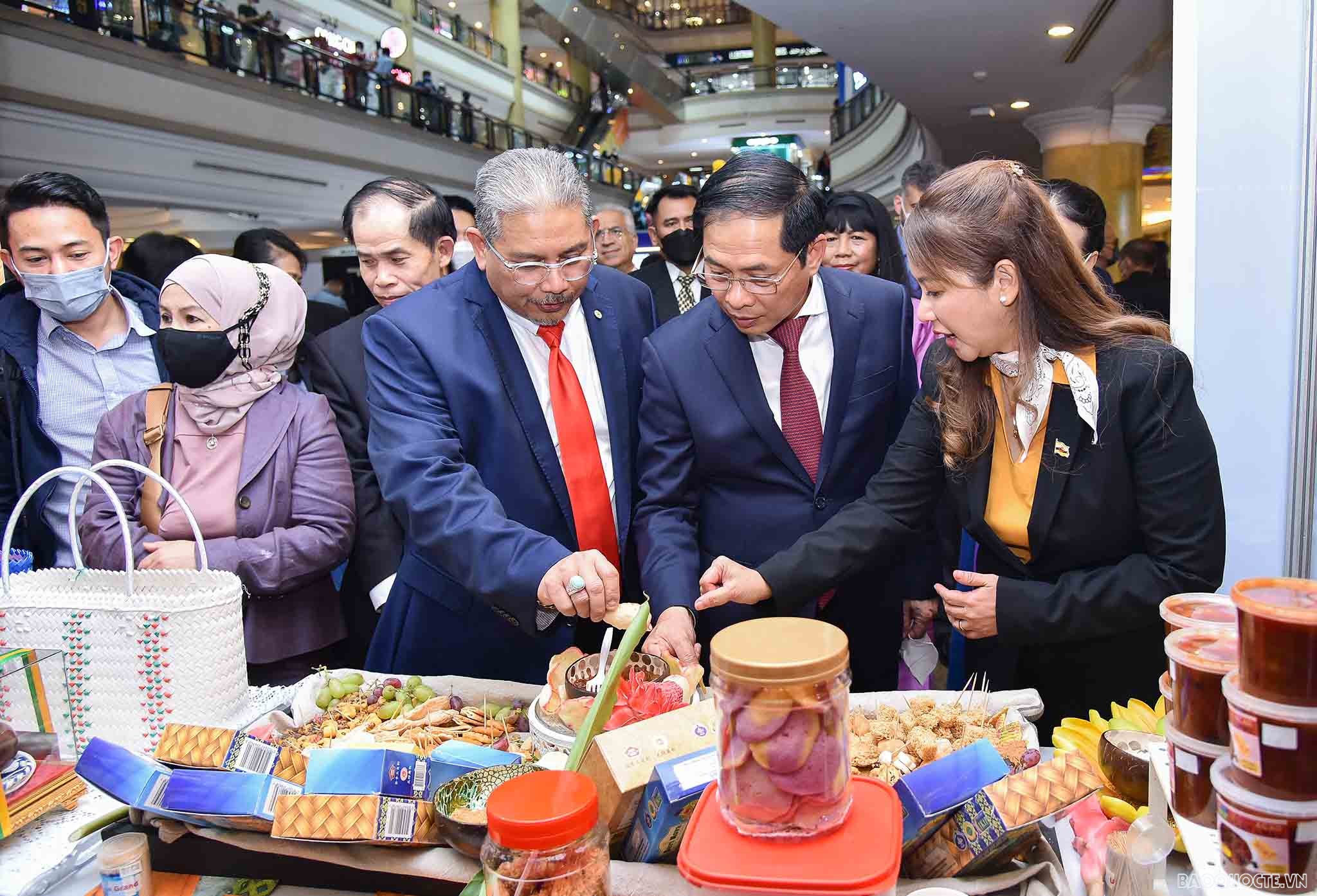 Không chỉ vậy, hội chợ cũng mang đến những buổi ẩm thực hấp dẫn. Trong ảnh, hai Bộ trưởng Ngoại giao thưởng thức ẩm thực của Brunei tại Triển lãm. 