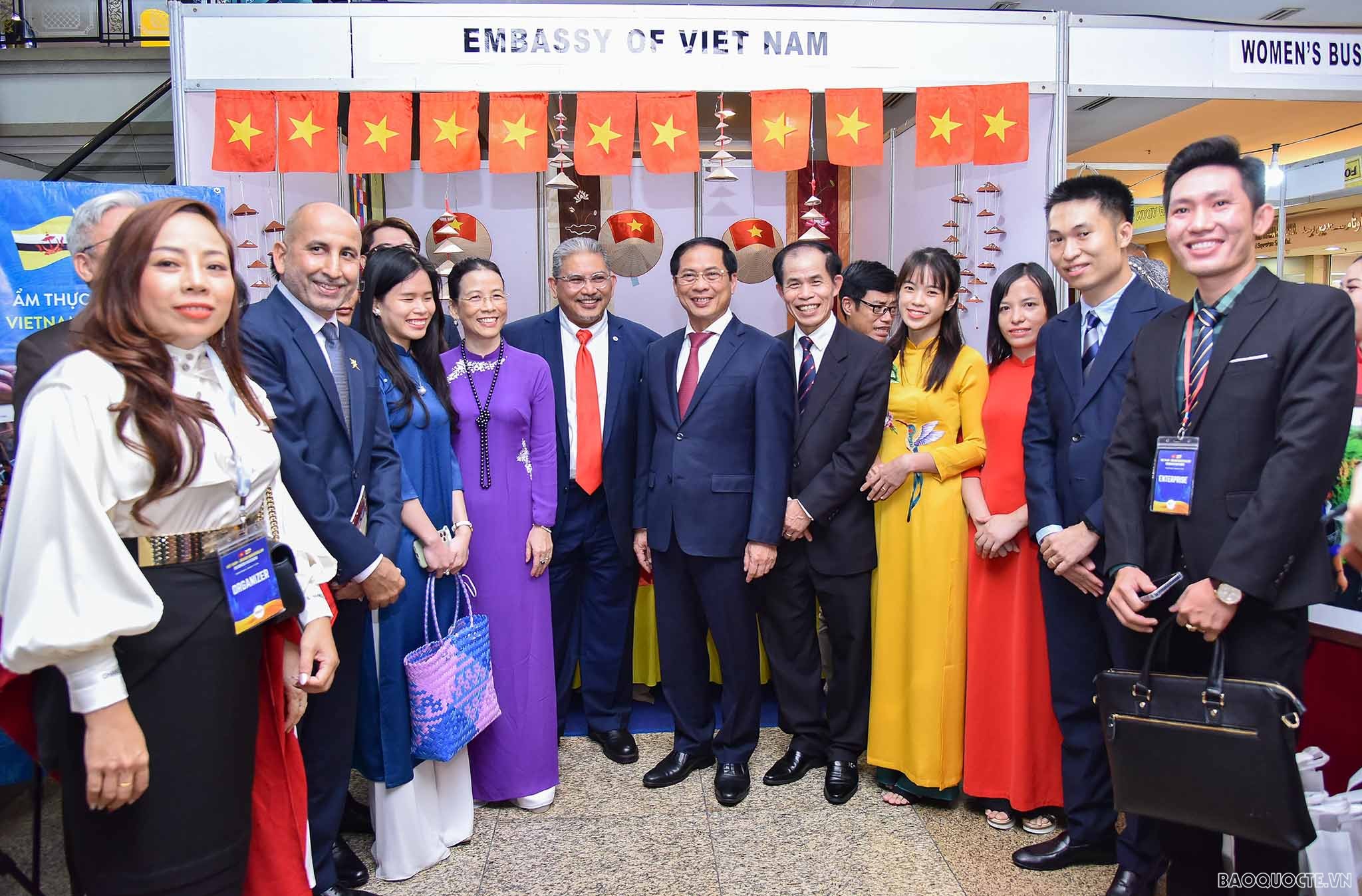 Bộ trưởng Ngoại giao Bùi Thanh Sơn và Bộ trưởng Dato Erywan đã dự lễ khai mạc và thăm quan một số gian hàng của Việt Nam và Brunei trong khuôn khổ triển lãm.