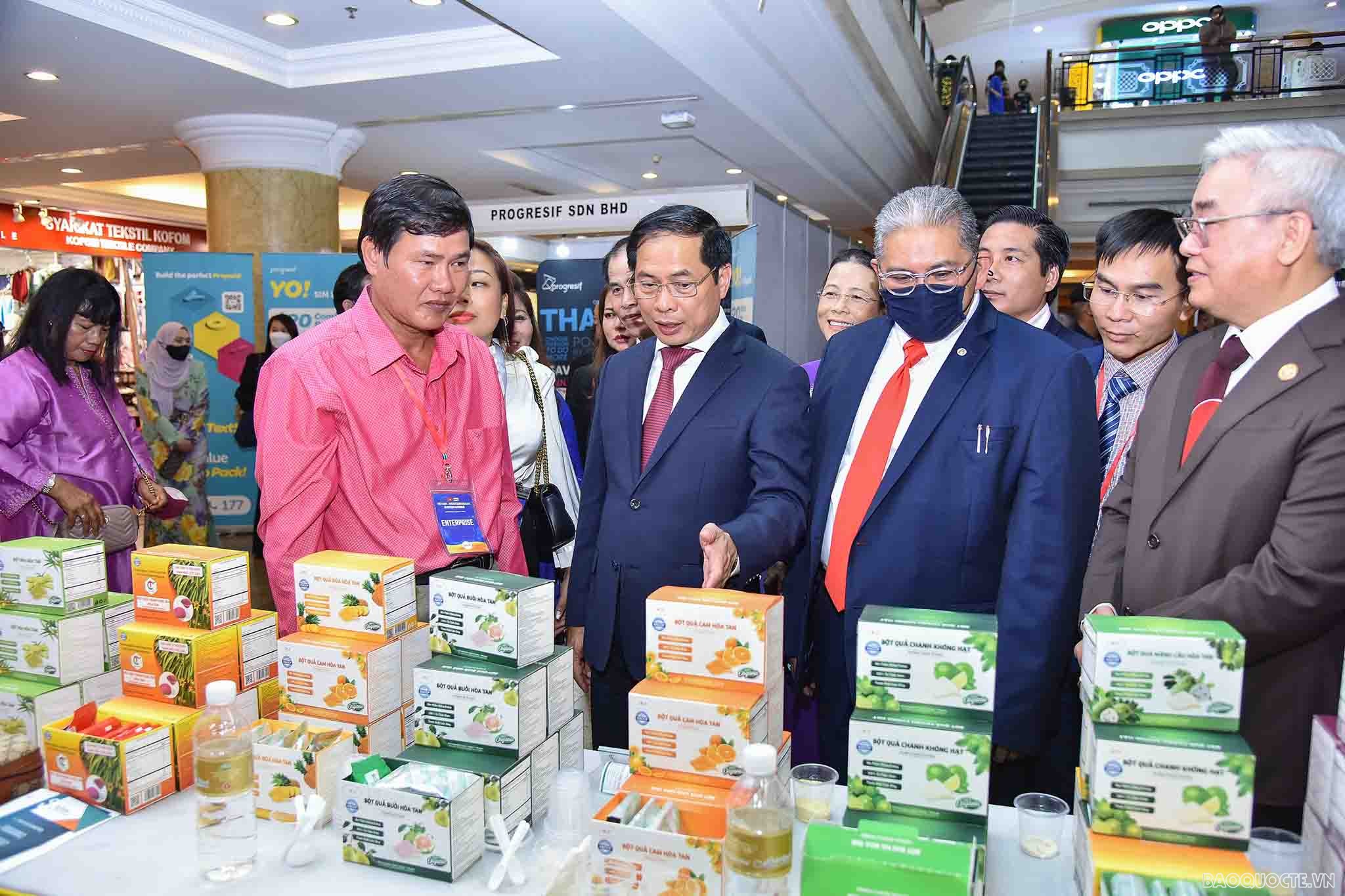 Triển lãm thu hút hơn 30 doanh nghiệp của Việt Nam và Brunei trưng bày sản phẩm đặc trưng của mỗi nước để doanh nghiệp, khách thăm quan có cơ hội tìm hiểu, khám phá các sản phẩm có tiềm năng đối với mỗi nước.