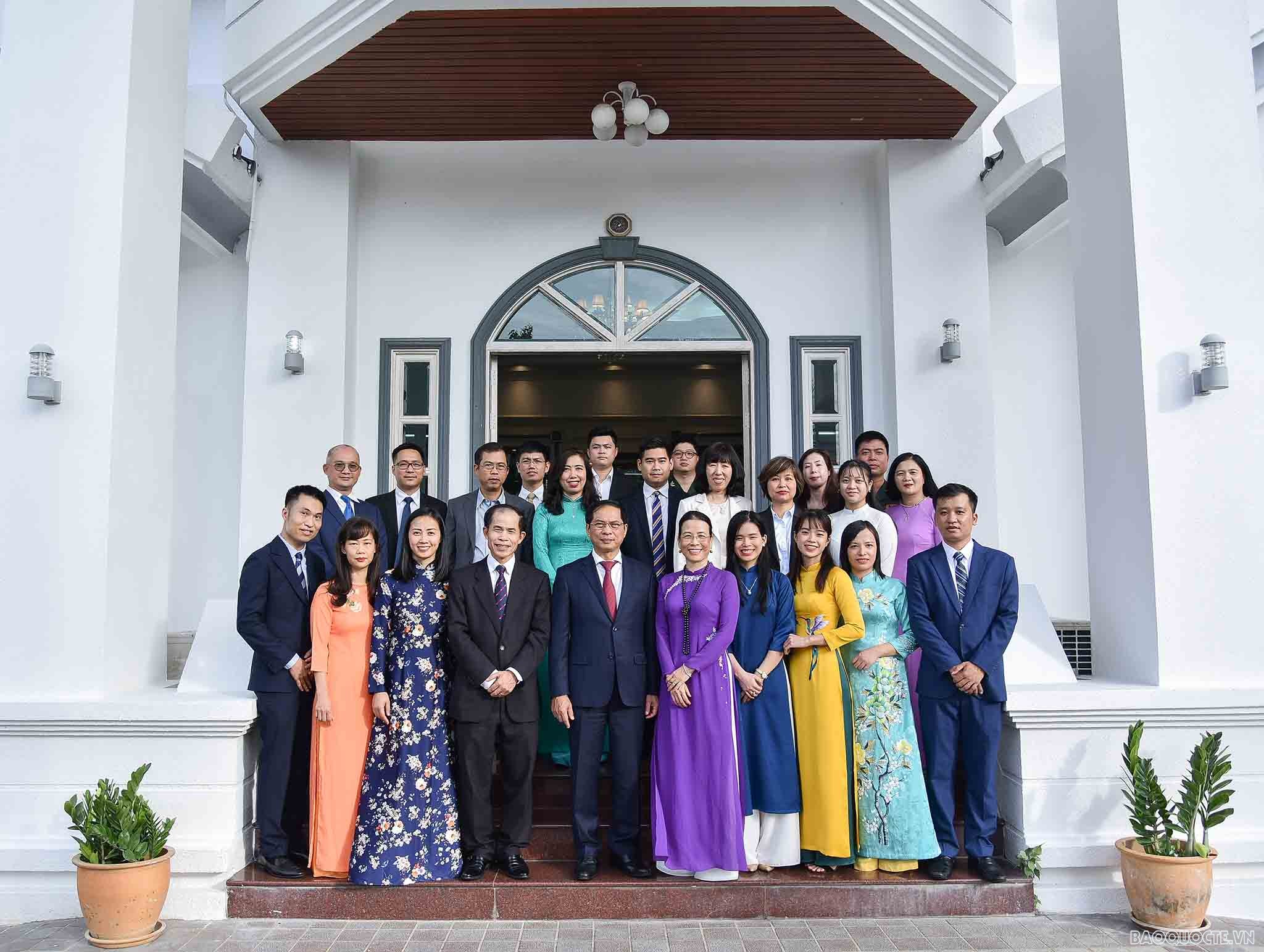 Bộ trưởng Ngoại giao Bùi Thanh Sơn thăm Đại sứ quán Việt Nam tại Brunei