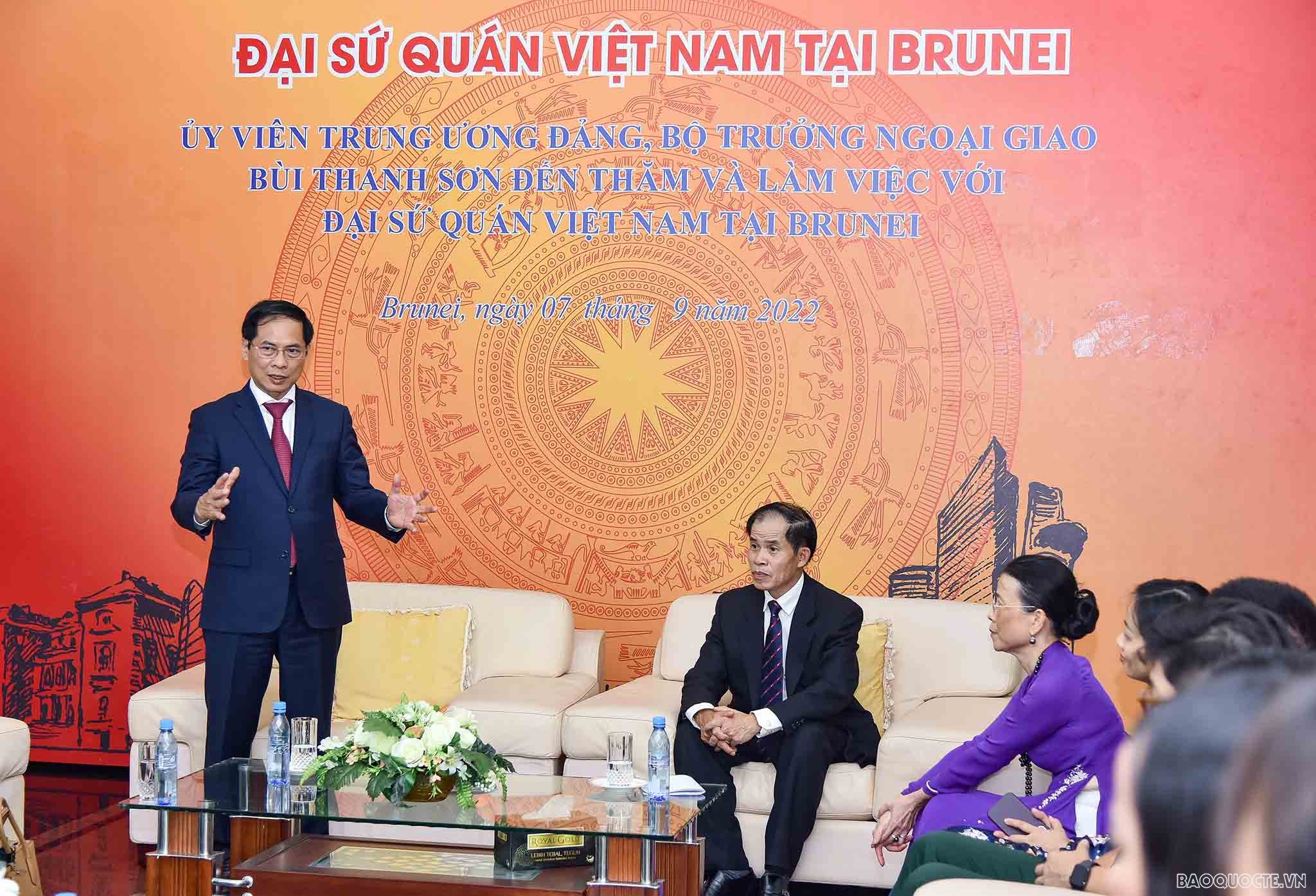 Bộ trưởng Ngoại giao Bùi Thanh Sơn thăm Đại sứ quán Việt Nam tại Brunei