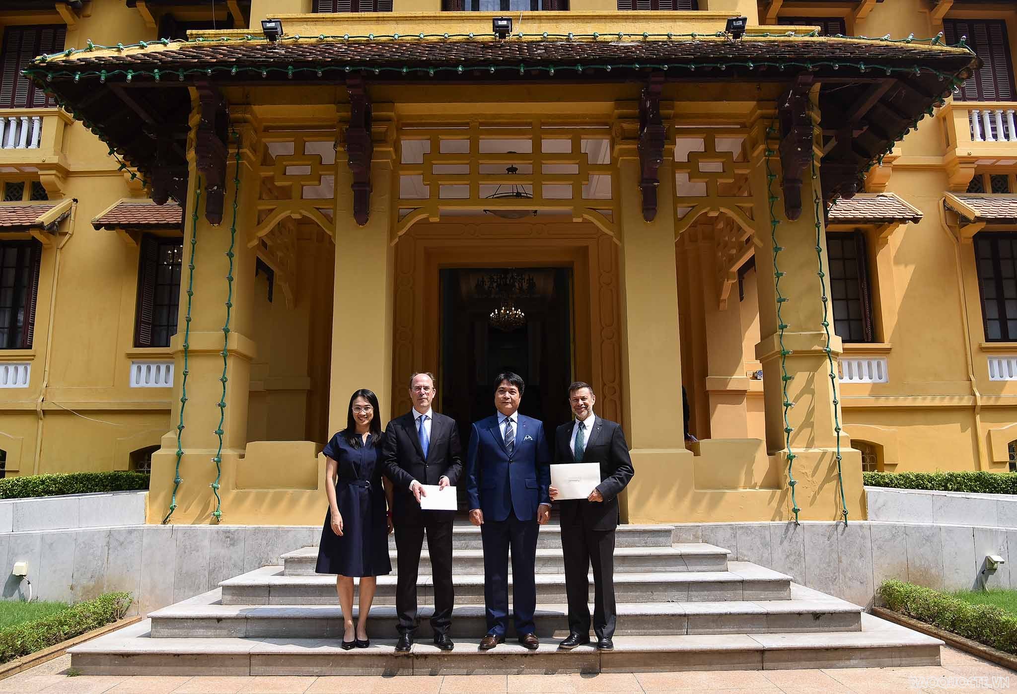 Cục trưởng Cục lễ tân tiếp các Đại sứ Luxembourg và Australia trao bản sao Thư ủy nhiệm