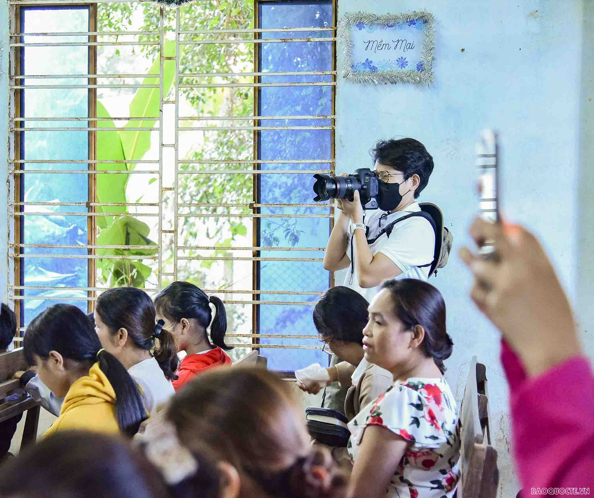 Đoàn phóng viên nước ngoài thăm nơi giáo dân Đắk Lắk sinh hoạt tôn giáo