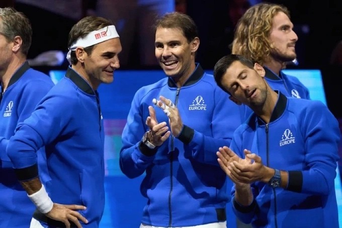 Federer bên cạnh Nadal và Djokovic sau khi trận đấu ở Laver Cup 2022 kết thúc (Ảnh: AP).