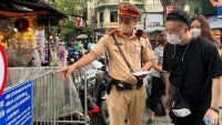 Tuyên truyền về an toàn giao thông, CSGT phát tờ rơi song ngữ trên ‘phố đường tàu’