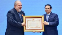 Thủ tướng Phạm Minh Chính trao tặng Huân chương Hồ Chí Minh cho Thủ tướng Cuba