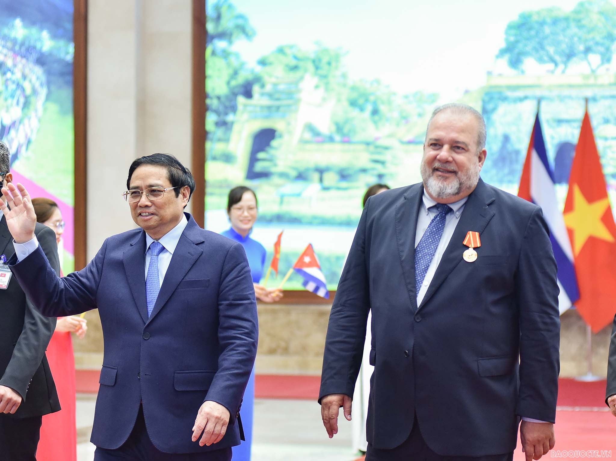 Thủ tướng Phạm Minh Chính trao tặng Huân chương Hồ Chí Minh cho Thủ tướng Cuba