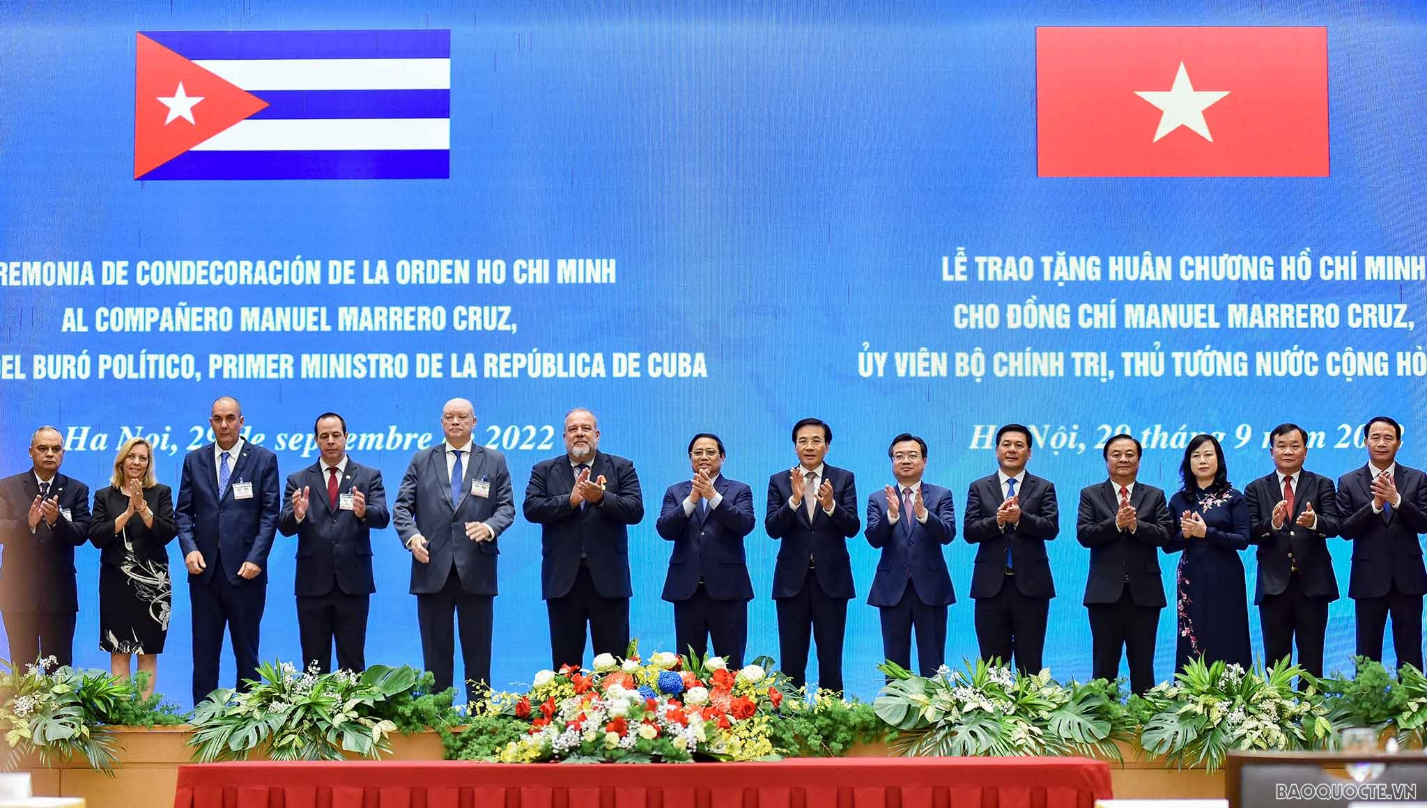 Thủ tướng Phạm Minh Chính trao tặng Huân chương Hồ Chí Minh cho Thủ tướng Cuba