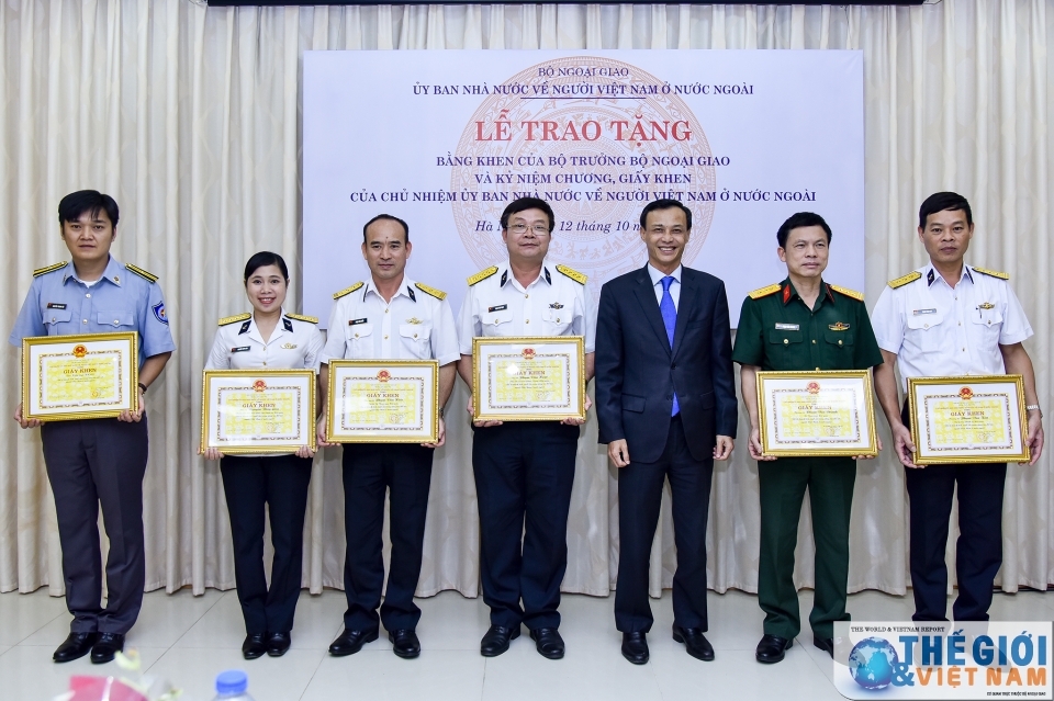 trao tang bang khen cho tap the ca nhan co thanh tich xuat sac trong cong tac ve nguoi viet o nuoc ngoai