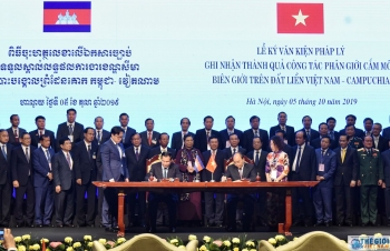 Việt Nam - Campuchia ký văn kiện pháp lý phân giới cắm mốc biên giới