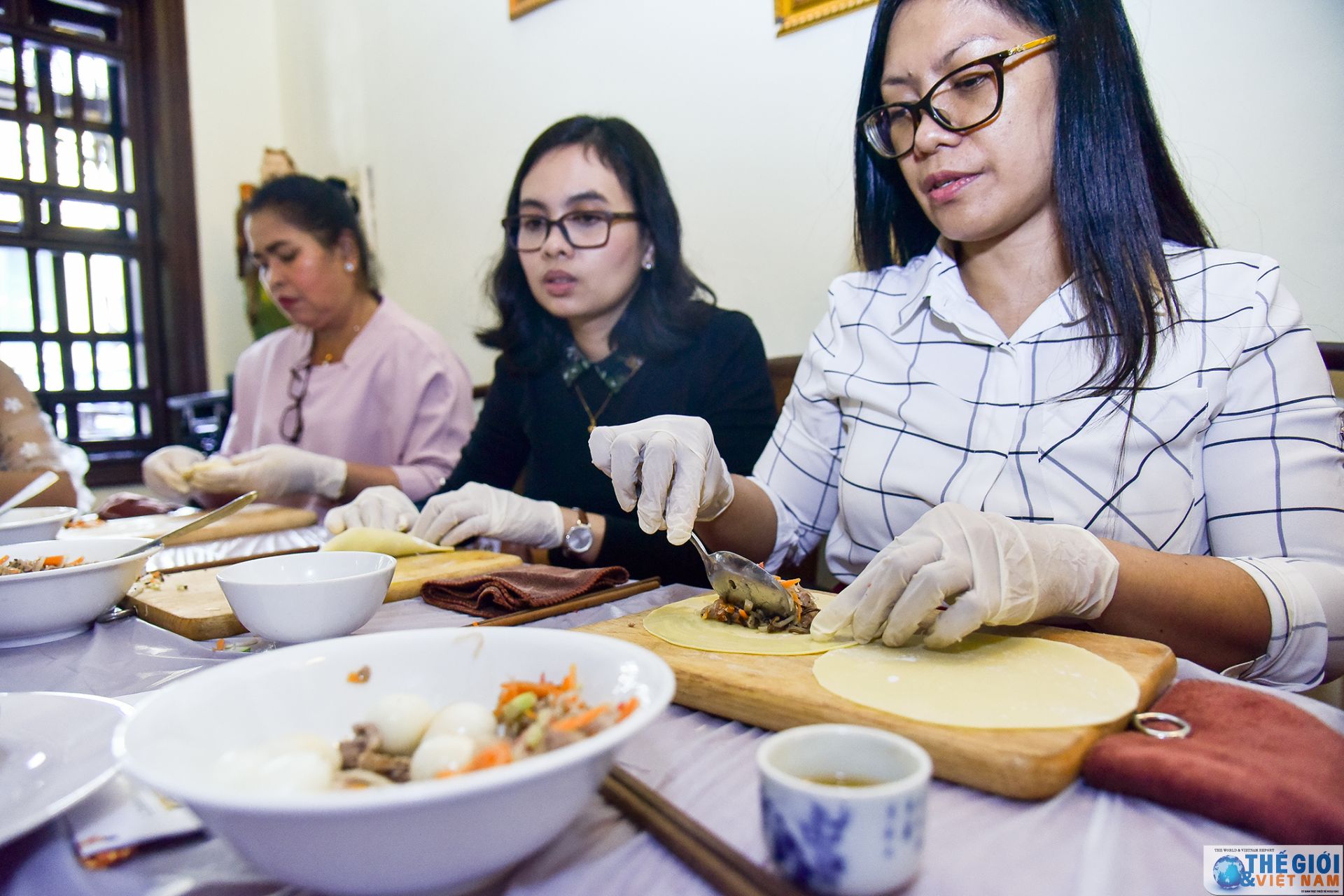 nhom phu nu cong dong asean trai nghiem lam banh goi banh trung thu