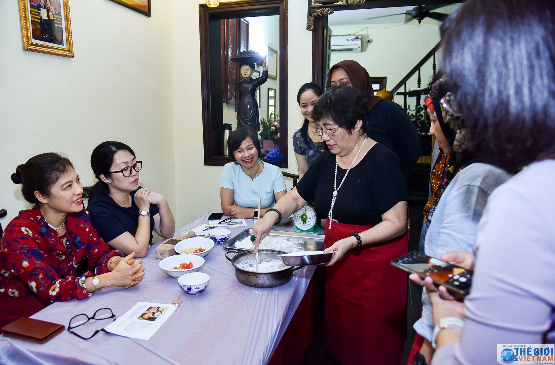 nhom phu nu cong dong asean trai nghiem lam banh goi banh trung thu