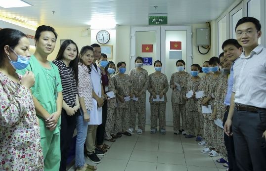 Đoàn Thanh niên Bộ Ngoại giao trao hơn 17 triệu đồng cho bệnh nhân Bệnh viện Phụ sản Trung ương