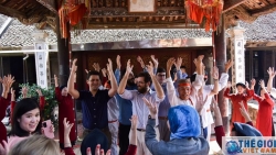 Phóng viên báo chí nước ngoài trải nghiệm hát Xoan, thăm đền Hùng và đồi chè Phú Thọ